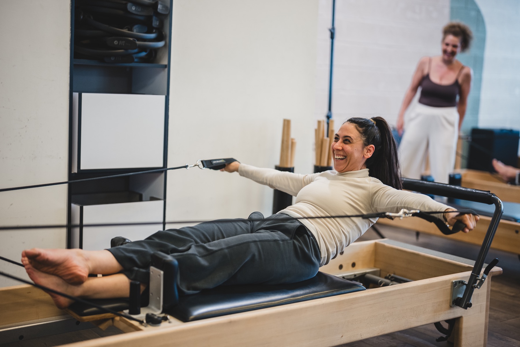 מתאמנת בתרגיל Reformer ב־Power House Pilates בכפר סבא